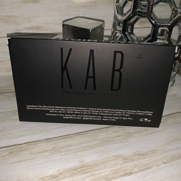 KAB Cosmetics Day to Night Pallet - Picture 4 of 5